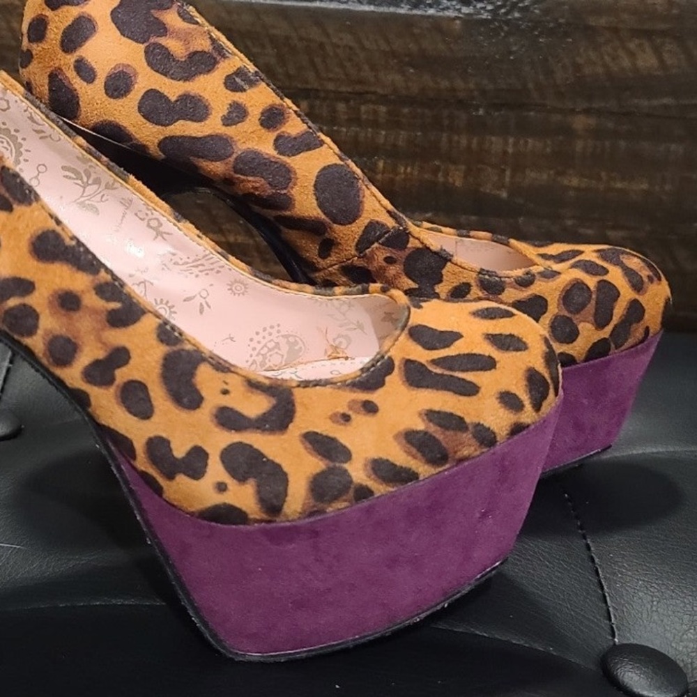 Betsey Johnson. - Betseyville Leopard pump with purple lining NWT / Box - Picture 5 of 7